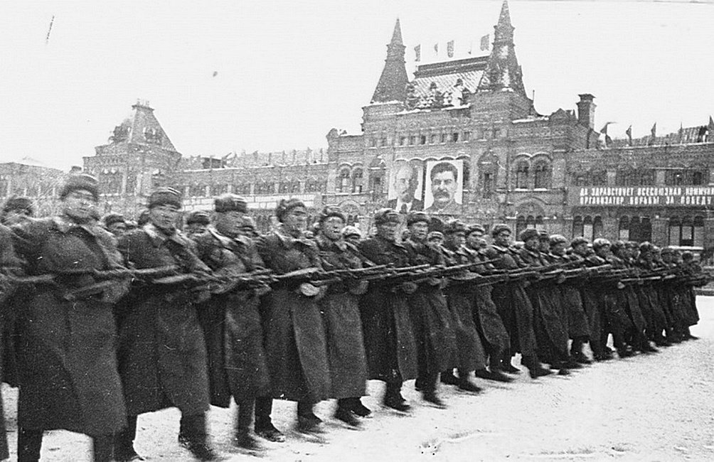 Харьков 41 года. Парад 7 ноября 1941. Военный парад 7 ноября 1941 года в Москве на красной площади. Парад на красной площади 1941 битва за Москву. Парад на красной площади 7 ноября 1941 г..